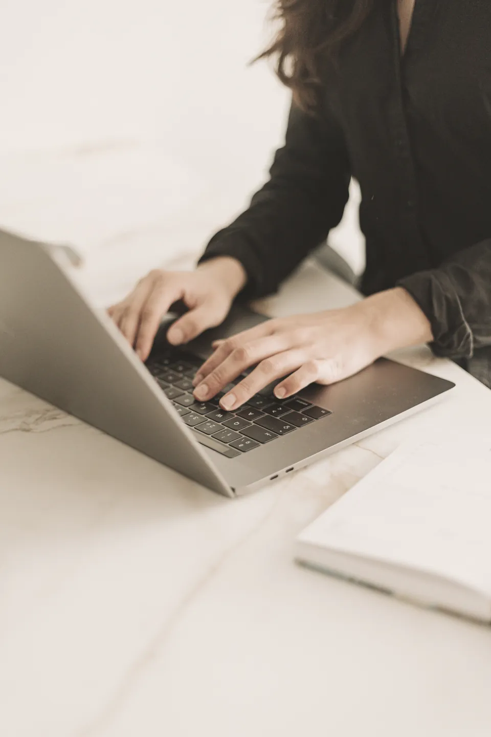Typing in Papyr on a laptop